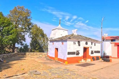 kausani pinath trek