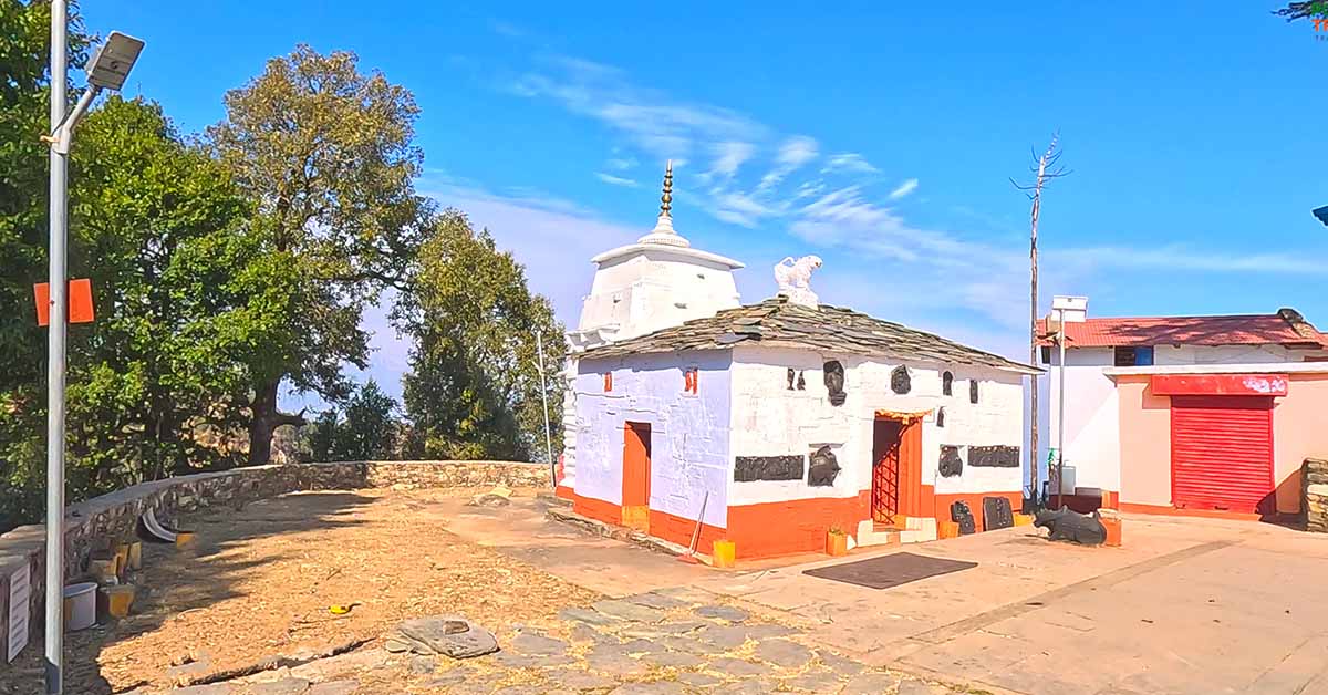 kausani pinath trek